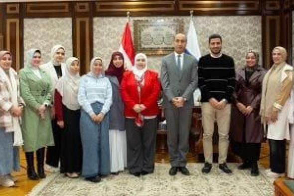 رئيس
جامعة
دمنهور
يستقبل
المعيدين
حديثى
التعيين
بكلية
العلوم