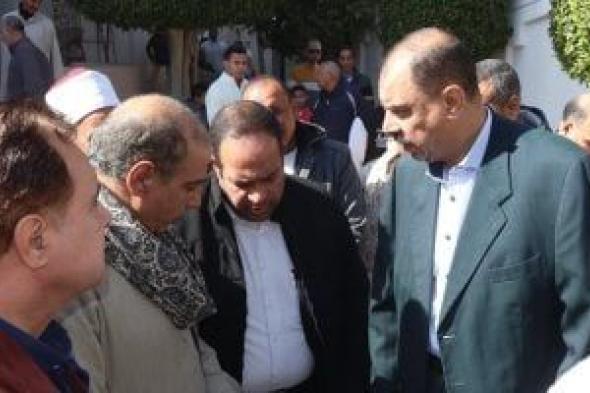 محافظ
سوهاج
يلتقى
المواطنين
عقب
صلاة
الجمعة
بمسجد
الشرطة