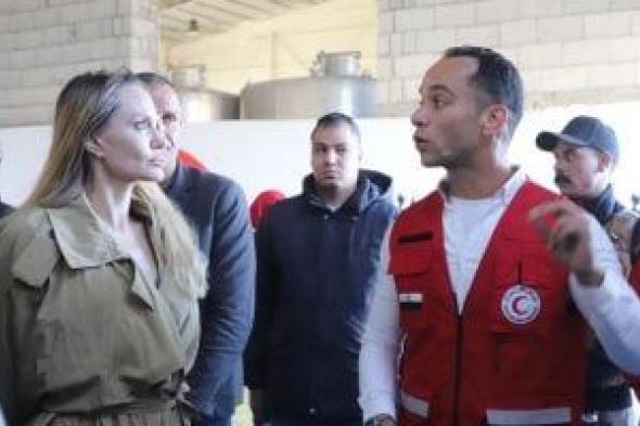 أنجلينا
جولى
تتفقد
مخازن
الهلال
الأحمر
فى
شمال
سيناء..
صور