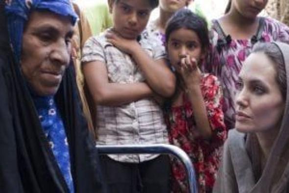 أنجلينا
جولى..
صور
تبرز
الجانب
الإنسانى
لنجمة
هوليود
فى
مخيمات
اللاجئين