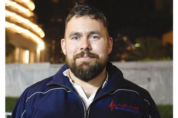 البريطاني كريس لاوسن.. 7 سنوات من التطوع لإسعاف البشر في دبي