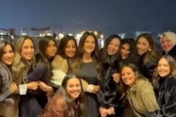 دنيا
سمير
غانم
فى
صورة
مع
إيمى
وأصدقائهما
من
عيد
ميلادها..
فيديو