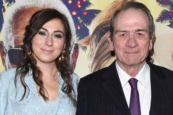 وفاة
غامضة
لابنة
تومي
لي
جونز
في
ممر
فندق
فاخر:
ظنّها
النزلاء
«ثملة»
قبل
كشف
الحقيقة