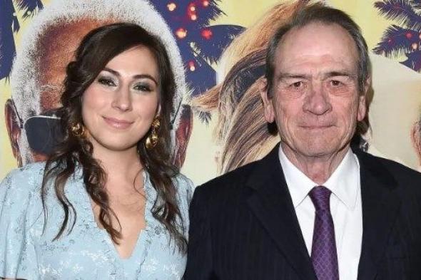 في
      ظروف
      غامضة..
      العثور
      على
      جثة
      ابنة
      الممثل
      الأمريكي
      تومي
      لي
      جونز
      في
      أحد
      الفنادق