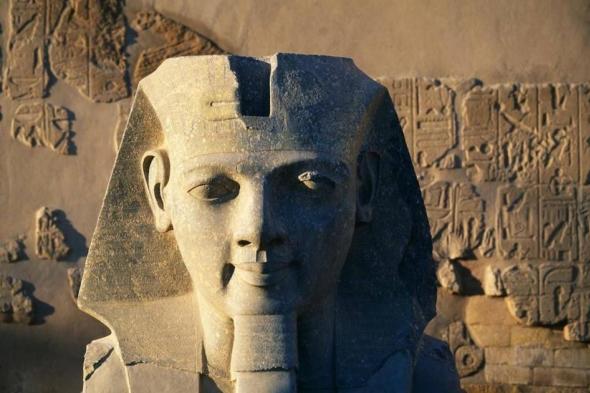 بعد
96
عاماً
من
الغياب..علماء
يعثرون
على
النصف
المفقود
لتمثال
رمسيس
الثاني