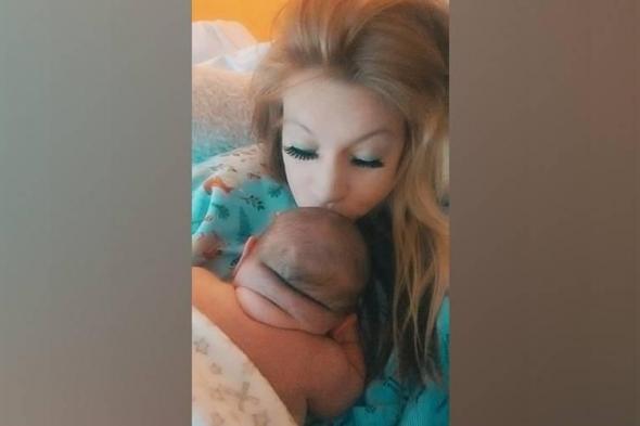 أمريكية
تضع
مولوداً
يزن
5.7
كيلوجرام