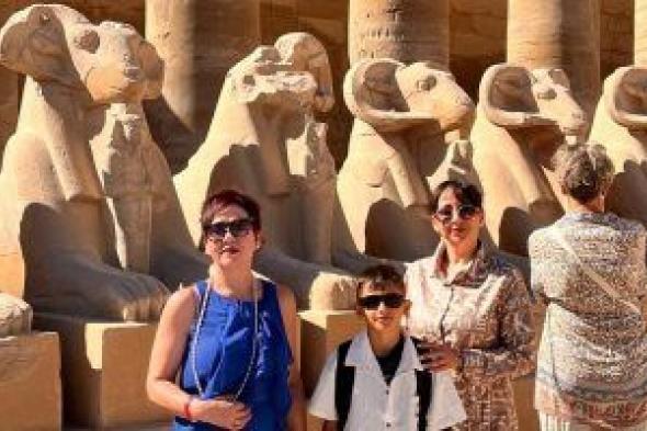 سياح
العالم
يستمتعون
بدفء
الطبيعة
وعبق
التاريخ
بين
معابد
ومقابر
الأقصر..
صور