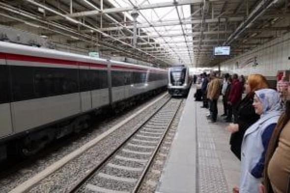 رحلة
يومية
بروح
عصرية..
الزحام
على
«القطار
الكهربائى»
يخطف
الأنظار
فى
مدن
شرق
القاهرة