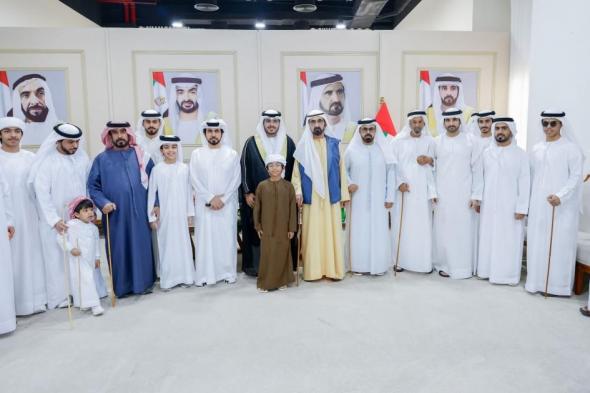 محمد
      بن
      راشد
      يرافقه
      حمدان
      بن
      محمد
      يحضران
      أفراح
      المقعودي
      والسبوسي