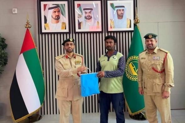 مركز
      شرطة
      حتا
      يكرم
      موظفاً
      لأمانته