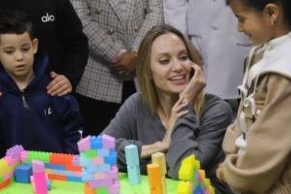 أنجلينا
جولي
تترك
السجادة
الحمراء
وتجلس
على
الأرض
لدعم
أطفال
غزة..
صور