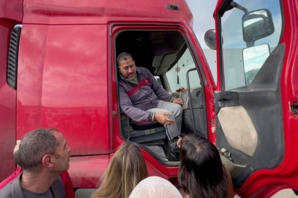 سائق
مصري
يوجه
رسالة
شجاعة
لأنجلينا
جولي
بشأن
مساعدات
غزة
(فيديو)