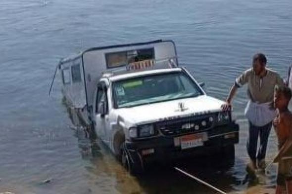 سقوط
سيارة
أجرة
فى
مياه
النيل
بكوم
أمبو
دون
إصابات..
صور