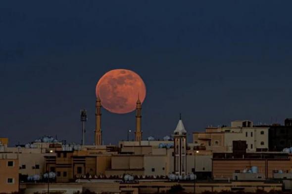 ظهور
    قمر
    الذئب
    في
    سماء
    الحدود
    الشمالية