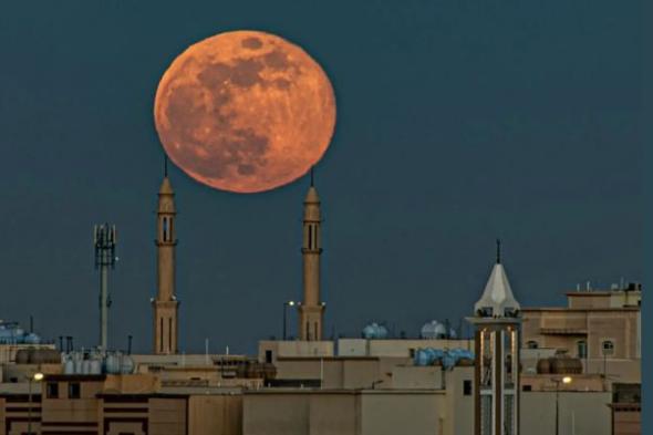 قمر
الذئب
يزين
سماء
السعودية