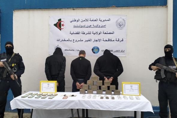 عين
تموشنت:
الإطاحة
بشبكة
من
3
أشخاص
وحجز
أكثر
من
15
كلغ
من
"الكيف"