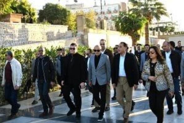 رئيس
الوزراء
يتفقد
تطوير
كورنيش
نيل
الأقصر
ويشاهد
عروضا
فنية
بالمسرح
الروماني