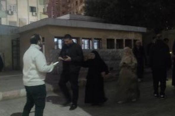 سيدة
عمرها
77
عاما
تصر
على
التصويت
بانتخابات
النواب
رغم
برودة
الطقس
فى
الهرم