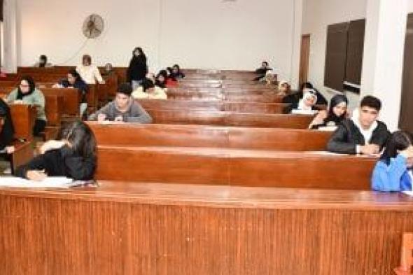 رئيس
جامعة
القناة
يتفقد
انتظام
لجان
امتحانات
الفصل
الدراسي
الأول
بكلية
السياحة
والفنادق