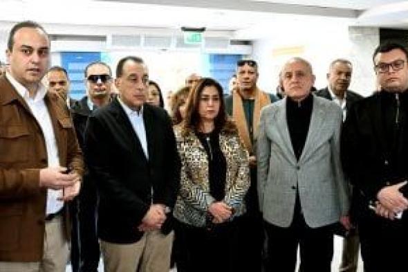 رئيس
الوزراء
يلتقط
صورة
تذكارية
مع
طلبة
مدرسة
التمريض
بمستشفى
الكرنك
بالأقصر