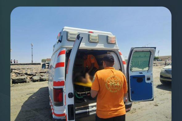 حرس
الحدود
يقدم
المساعدة
لمواطن
تعرض
لوعكة
صحية
في
عرض
البحر