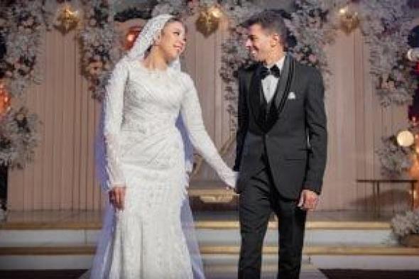 الكاتب
الصحفى
سمير
عثمان
يحتفل
بزفافه
وسط
الأهل
والأصدقاء..
صور