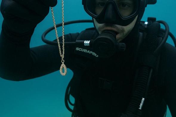 بعد 5 ساعات من البحث .. غطاس أردني يستعيد سلسلة ذهب أوقعتها عروس في البحر