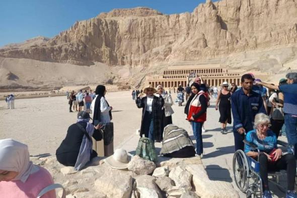 110
فتيات
يستكشفن
كنوز
الحضارة
في
«وادي
الملوك»