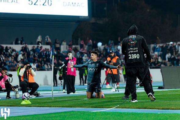 الهلال
يعتلي
صدارة
دوري
روشن
بعد
فوزه
على
ضمك
بثنائية