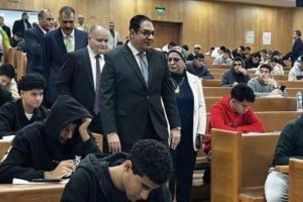 رئيس
جامعة
القاهرة
يتفقد
امتحانات
الجامعة
الأهلية
والفرع
الدولى
ويطمئن
على
انتظامها
