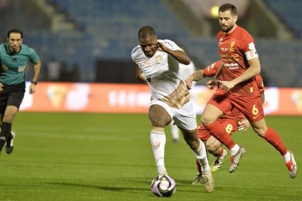 برباعية
    نظيفة..
    القادسية
    يضرب
    الرياض
    ويزيد
    آلامه