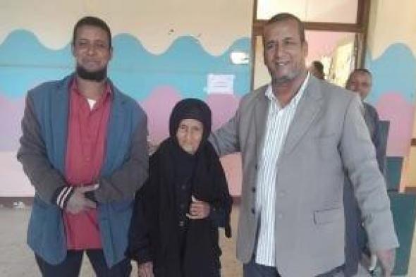 رغم
سنها
ومرضها..
الحاجة
هدى
تصطحب
أولادها
للتصويت
بإدفو..
صور