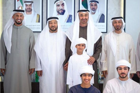 رئيس الدولة يزور محمد بن بطي آل حامد