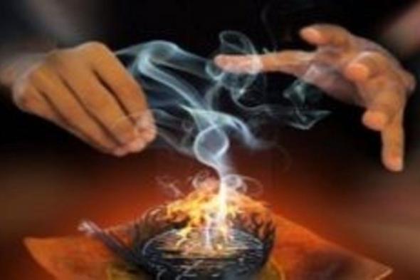 عراف تايلاندي يسرق هاتف زبونة ليثبت لها نبوءته بسوء حظها