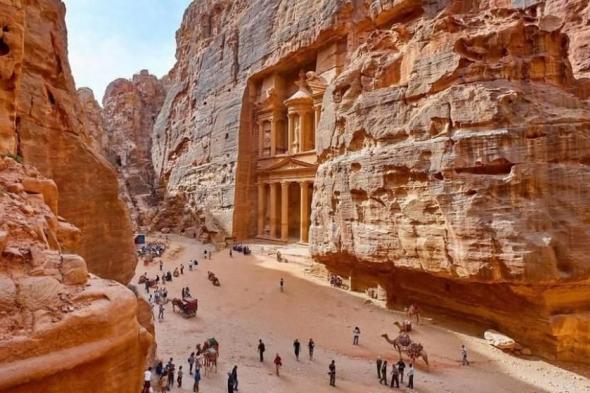 582550
      زائراً
      للبتراء
      خلال
      2025