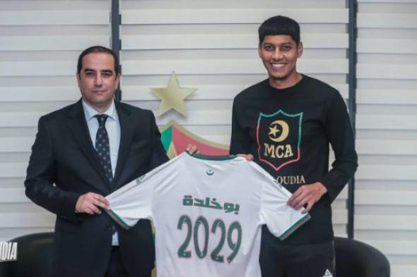 بوخلدة:
"فخور
بانضمامي
للمولودية
وأطمح
للتتويج
معهم
بالألقاب"