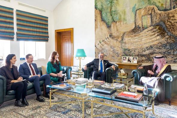  نائب
    وزير
    الخارجية
    يبحث
    آخر
    التطورات
    بالمنطقة
    مع
    كبير
    مستشاري
    الرئيس
    الأمريكي