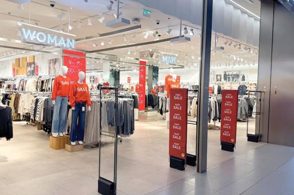 التصفيات وعروض «نهاية الموسم» ترفع المنافسة بين المتاجر والمنصات الإلكترونية