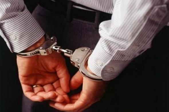 يحمل
      شهادة
      حقوق..
      ضبط
      طبيب
      التجميل
      المزيف
      بمصر
      صاحب
      «مقاطع
      الفيلر»