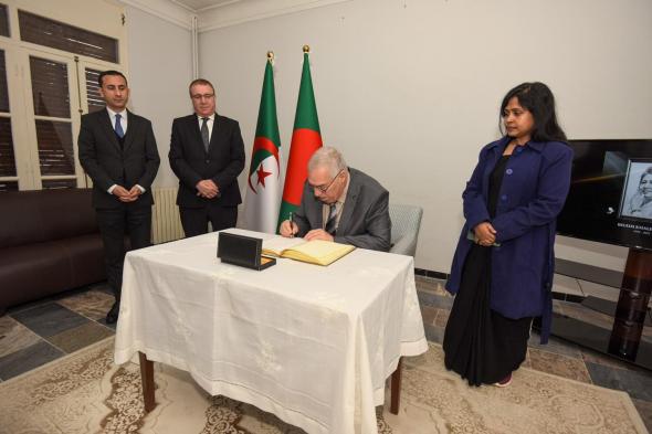 وزير
المجاهدين
يوقّع
سجلّ
التعازي
بسفارة
بنغلاديش
بالجزائر
في
وفاة
خالدة
ضياء