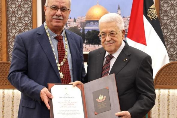 الرئيس
عباس
يمنح
محمد
بركة
قلادة
الكنعانيين
الكبرى