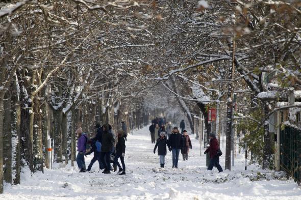 الثلوج وانخفاض الحرارة تشلان الحياة اليومية في النمسا ودول أوروبية