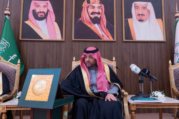 أمير
الحدود
الشمالية
يستقبل
أهالي
رفحاء
ويدشّن
مشروعات
تنموية
وتعليمية
بقيمة
262
مليون
ريال