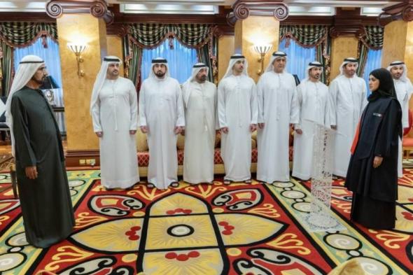 أمام
      محمد
      بن
      راشد..
      35
      قاضياً
      من
      المواطنين
      في
      محاكم
      دبي
      يؤدون
      اليمين
      القانونية