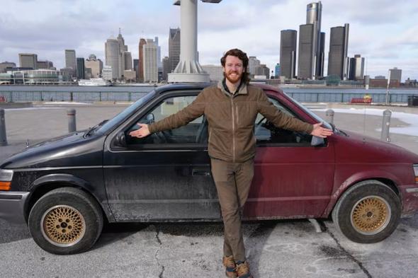 سيارة غريبة تحيّر الناس.. إلى أين تتجه بوجهين أماميين؟