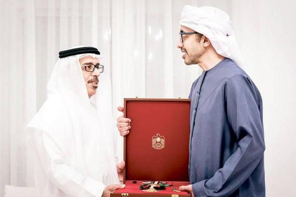 رئيس
الدولة
يمنح
محمد
سلطان
السويدي
وسام
زايد