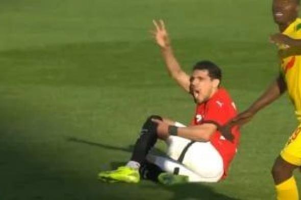 وزير
الرياضة
وأبو
ريدة
والجهاز
الفنى
للمنتخب
يطمئنون
على
محمد
حمدى