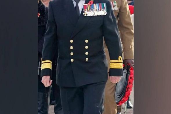 مدرّس
      اشترى
      12
      ميدالية
      وبدلة
      «أميرال»
      وجلس
      مع
      «كبار
      الشخصيات»