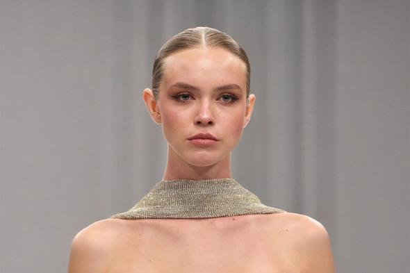 ظلال
العيون
الترابية
..
لماذا
لا
تبطل
موضتها
مع
تغير
الصيحات؟