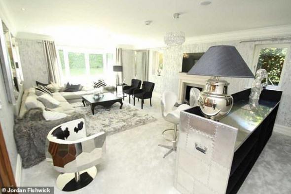 زوجة
أموريم
سعيدة
بفراق
الديكور
الباهت